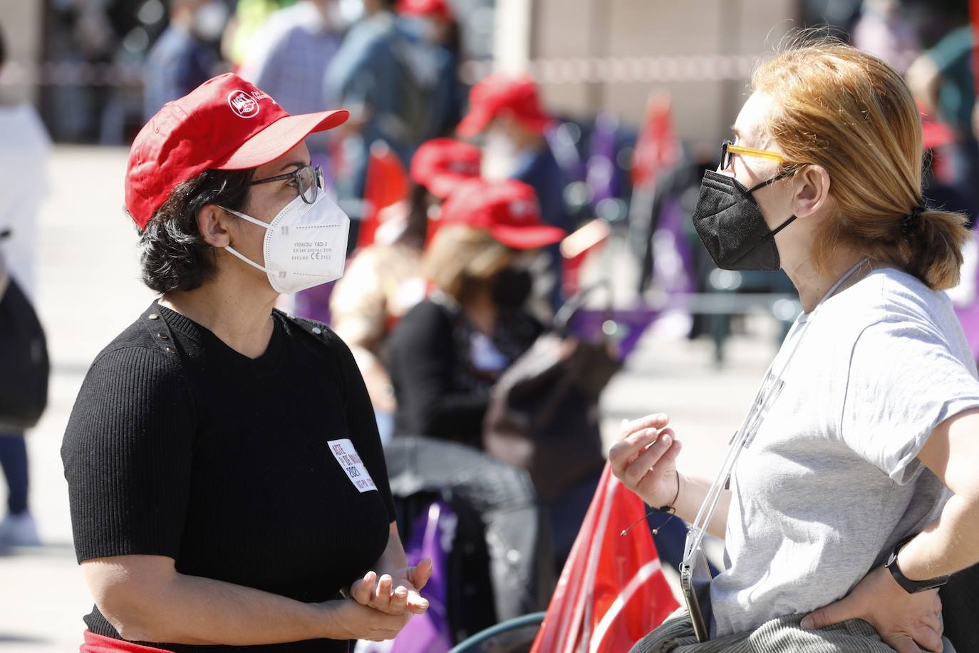 Como cada 1 de mayo, Día Internacional de los Trabajadores, los sindicatos CCOO y UGT salen a la calle. Este año las concentraciones están marcadas por la pandemia, pero aún así varias personas se han reunido en la plaza del Ayuntamiento de Valencia manteniendo las distancias de seguridad. 