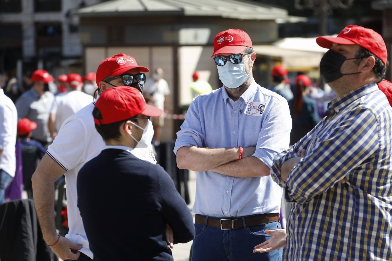 Como cada 1 de mayo, Día Internacional de los Trabajadores, los sindicatos CCOO y UGT salen a la calle. Este año las concentraciones están marcadas por la pandemia, pero aún así varias personas se han reunido en la plaza del Ayuntamiento de Valencia manteniendo las distancias de seguridad. 