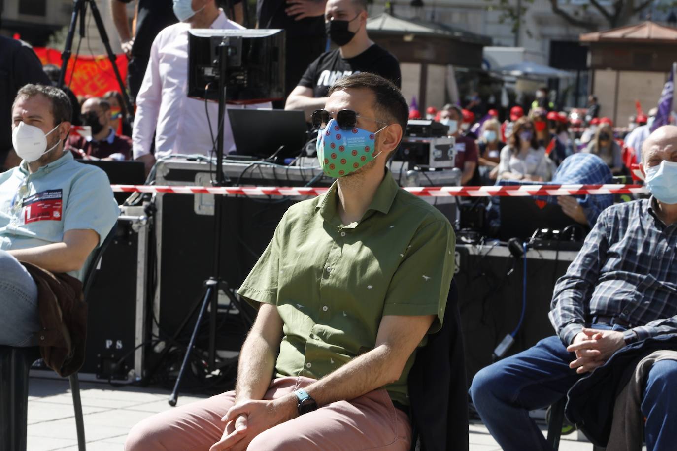 Como cada 1 de mayo, Día Internacional de los Trabajadores, los sindicatos CCOO y UGT salen a la calle. Este año las concentraciones están marcadas por la pandemia, pero aún así varias personas se han reunido en la plaza del Ayuntamiento de Valencia manteniendo las distancias de seguridad. 