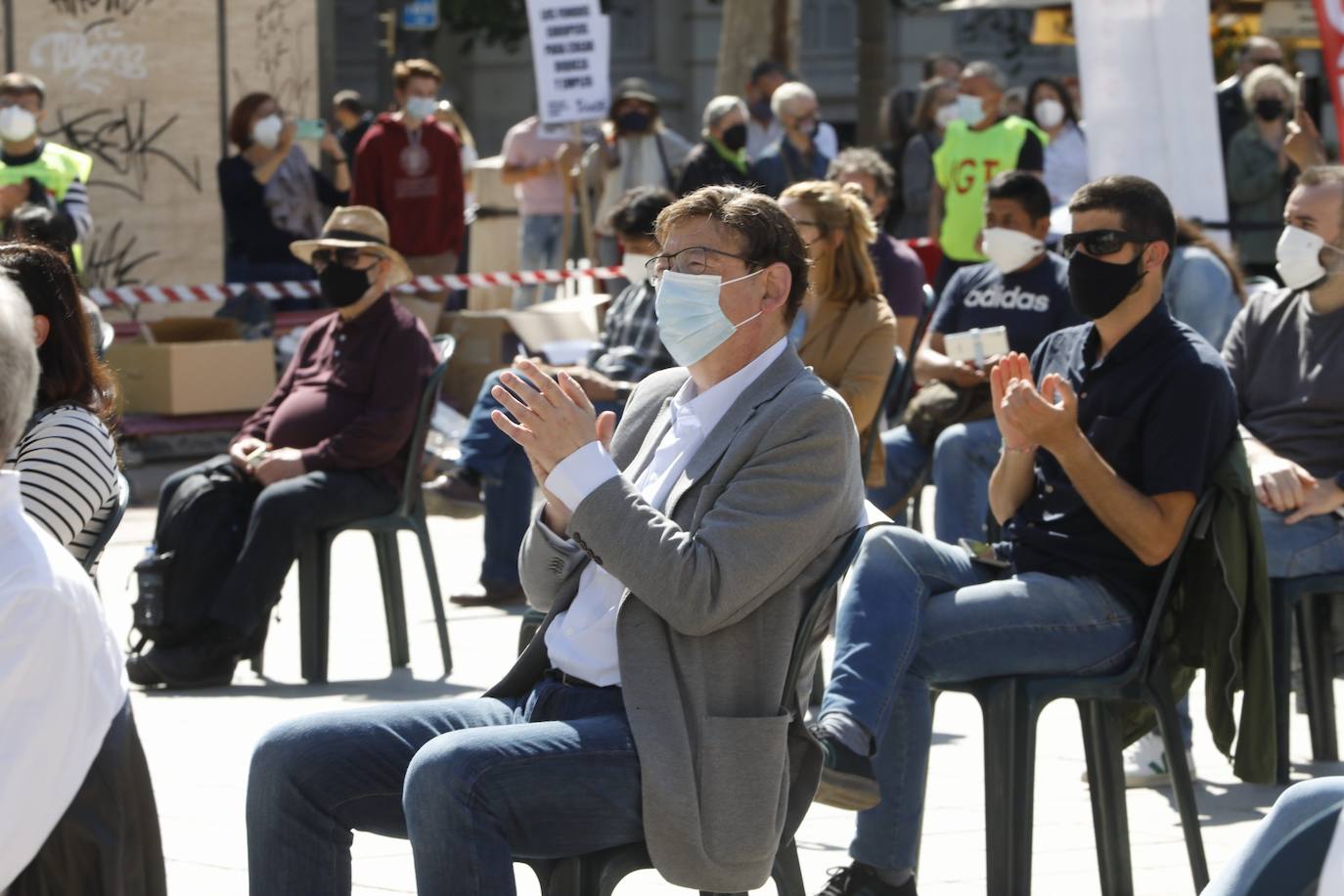 Como cada 1 de mayo, Día Internacional de los Trabajadores, los sindicatos CCOO y UGT salen a la calle. Este año las concentraciones están marcadas por la pandemia, pero aún así varias personas se han reunido en la plaza del Ayuntamiento de Valencia manteniendo las distancias de seguridad. 