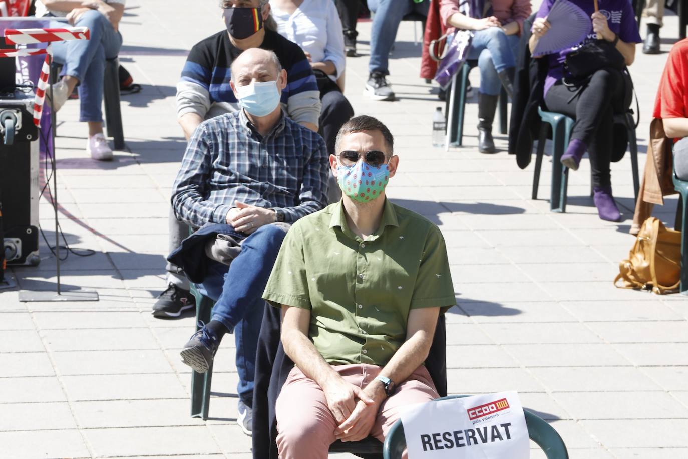 Como cada 1 de mayo, Día Internacional de los Trabajadores, los sindicatos CCOO y UGT salen a la calle. Este año las concentraciones están marcadas por la pandemia, pero aún así varias personas se han reunido en la plaza del Ayuntamiento de Valencia manteniendo las distancias de seguridad. 