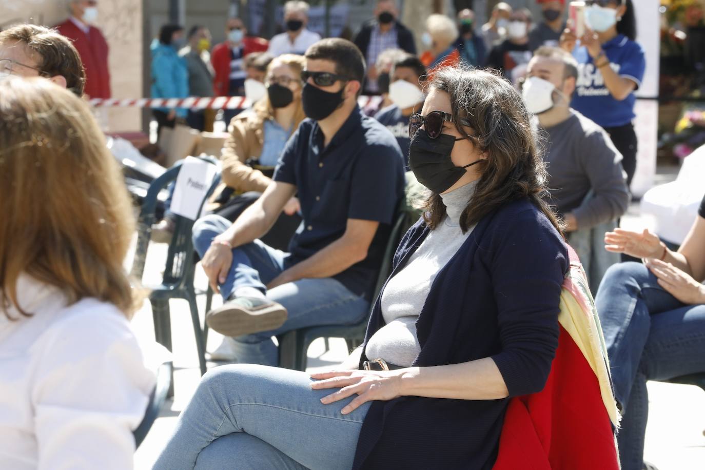 Como cada 1 de mayo, Día Internacional de los Trabajadores, los sindicatos CCOO y UGT salen a la calle. Este año las concentraciones están marcadas por la pandemia, pero aún así varias personas se han reunido en la plaza del Ayuntamiento de Valencia manteniendo las distancias de seguridad. 