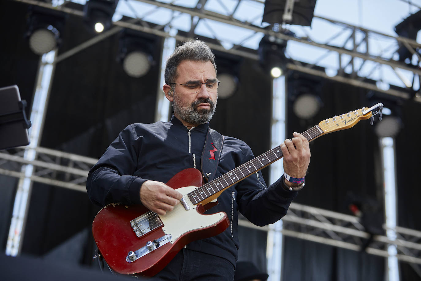 Love of Lesbian ha devuelto este sábado la música a Valencia con dos conciertos en la Marina. Sentados, con distancia de metro y medio y con mascarilla, el público ha asistido a las actuaciones de la banda en esta 'nueva normalidad'. El viernes, fue el grupo catalán La Pegatina el encargado de abrir los conciertos del ciclo 'Nits al Carme'. 