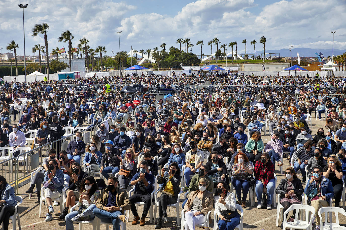 Love of Lesbian ha devuelto este sábado la música a Valencia con dos conciertos en la Marina. Sentados, con distancia de metro y medio y con mascarilla, el público ha asistido a las actuaciones de la banda en esta 'nueva normalidad'. El viernes, fue el grupo catalán La Pegatina el encargado de abrir los conciertos del ciclo 'Nits al Carme'. 