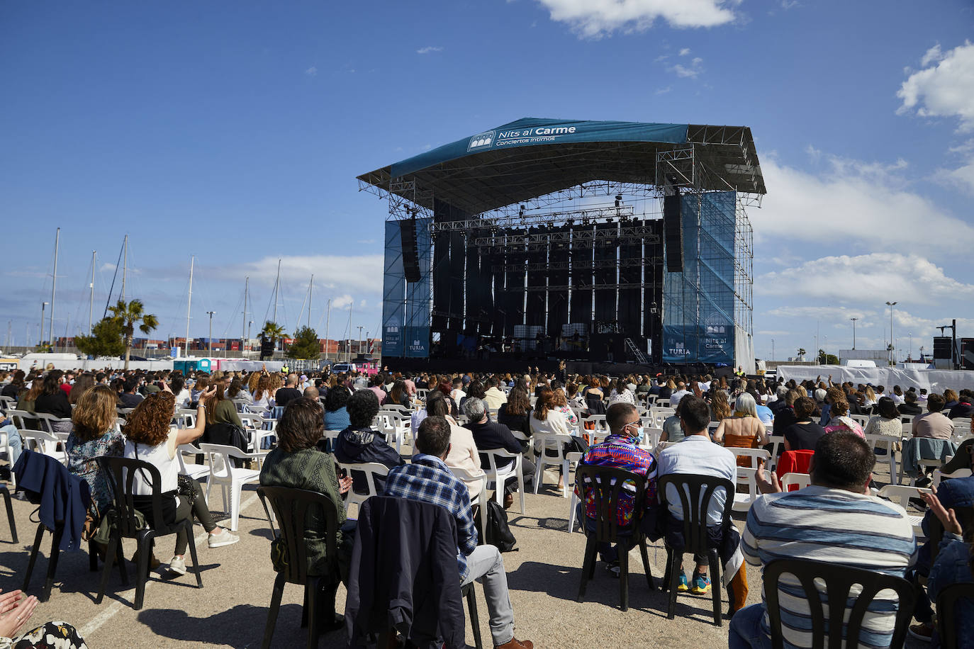 Love of Lesbian ha devuelto este sábado la música a Valencia con dos conciertos en la Marina. Sentados, con distancia de metro y medio y con mascarilla, el público ha asistido a las actuaciones de la banda en esta 'nueva normalidad'. El viernes, fue el grupo catalán La Pegatina el encargado de abrir los conciertos del ciclo 'Nits al Carme'. 