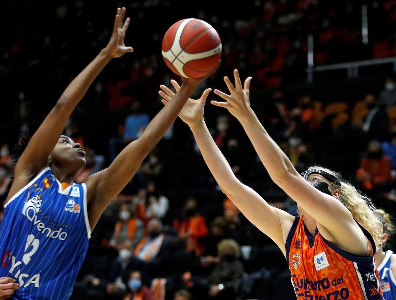 El Valencia Basket femenino ha caído contra Perfumerías Avenida en la Fonteta (74-76) y buscará el título de Liga en el tercer partido de esta apasionante final, que se disputará en Salamanca el próximo jueves a las 19 horas. 