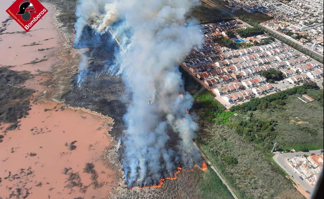 El fuego se originó muy cerca de unas urbanizaciones. 