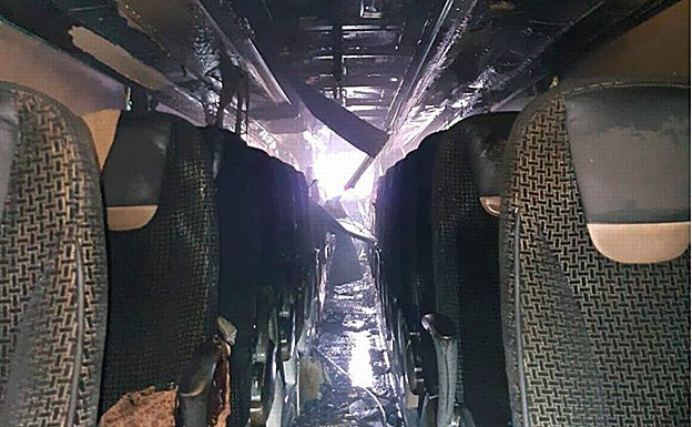 Estado en el que ha quedado el interior del autobús tras extinguirse el incendio. 