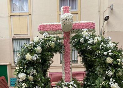 Imagen secundaria 1 - Segundos clasificados de Plaza de la Cruz-Los Ángeles del Canyamelar, cruz de Exposición y detalle del tapiz de la ganadora, Duque de Gaeta.LP