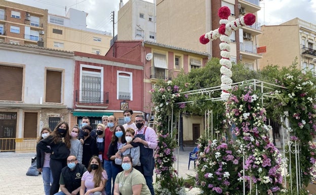 Imagen principal - Cruz de la falla Plaza de la Cruz-Los Ángeles, proyecto de la falla Castellón-Segorbe y cruz de la Junta de Fiestas del Santísimo Cristo de Nazaret. 