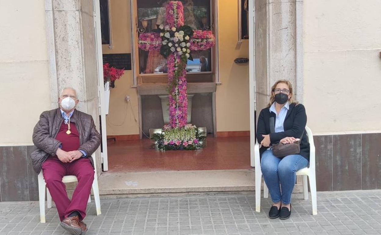 Clavariesa y presidente de la Junta de fiestas Virgen de los Desamparados de Patraix, junto a la cruz de mayo. 