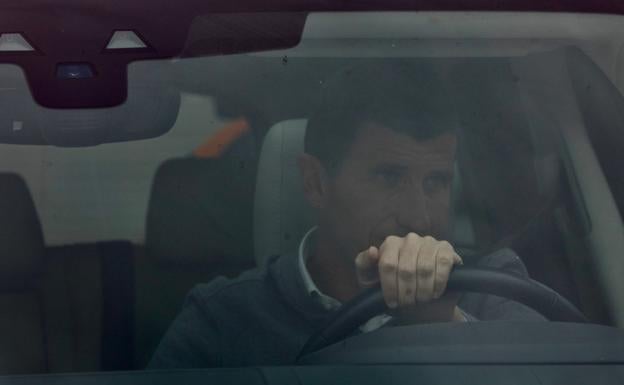 Javi Gracia, saliendo de la ciudad deportiva de Paterna tras ser despedido.