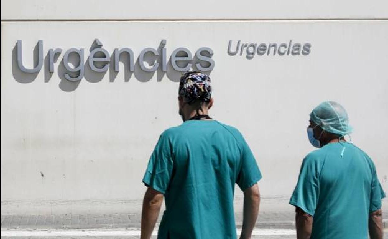 Foto de archivo de personal sanitario en un hospital valenciano