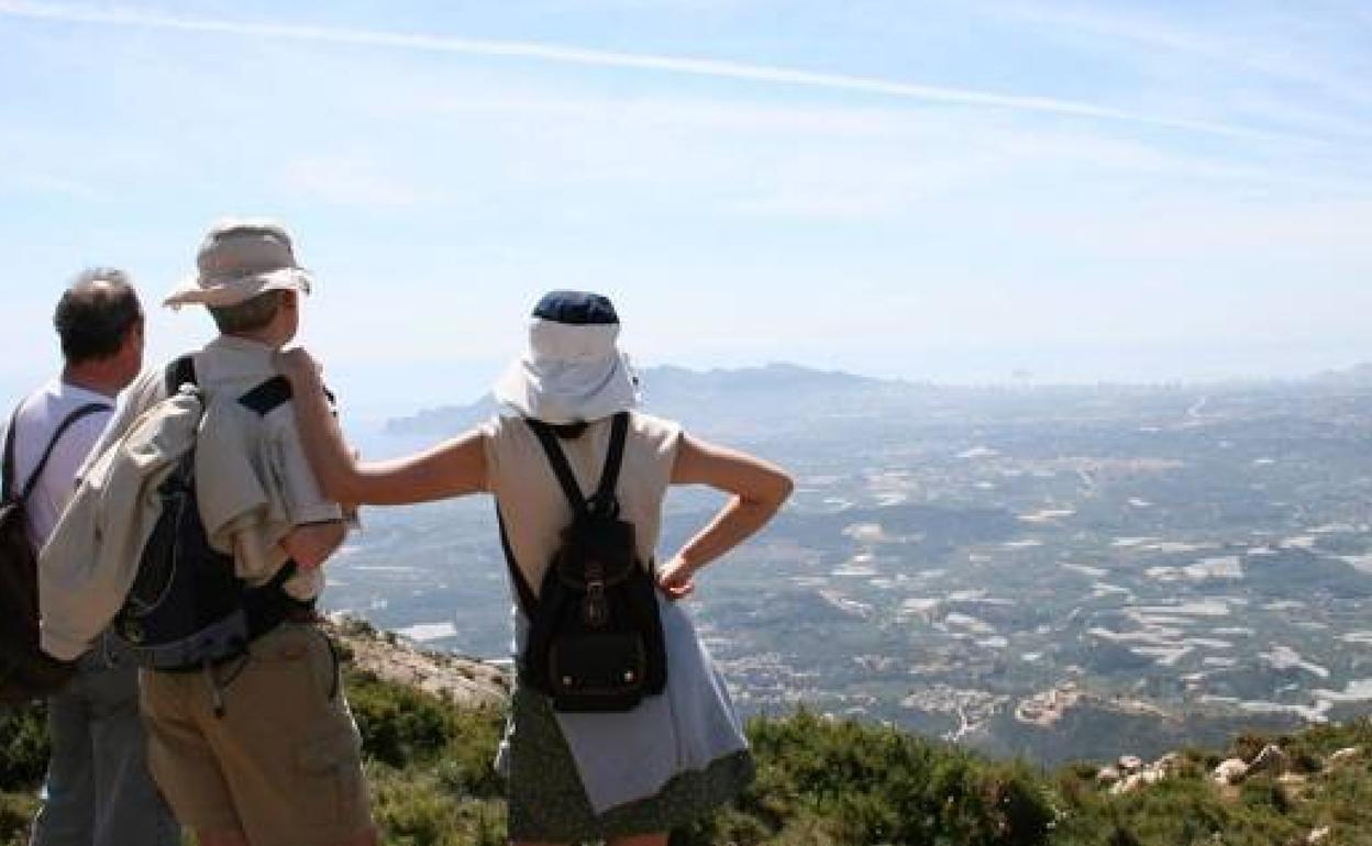 Un grupo de montañeros observa el paisaje