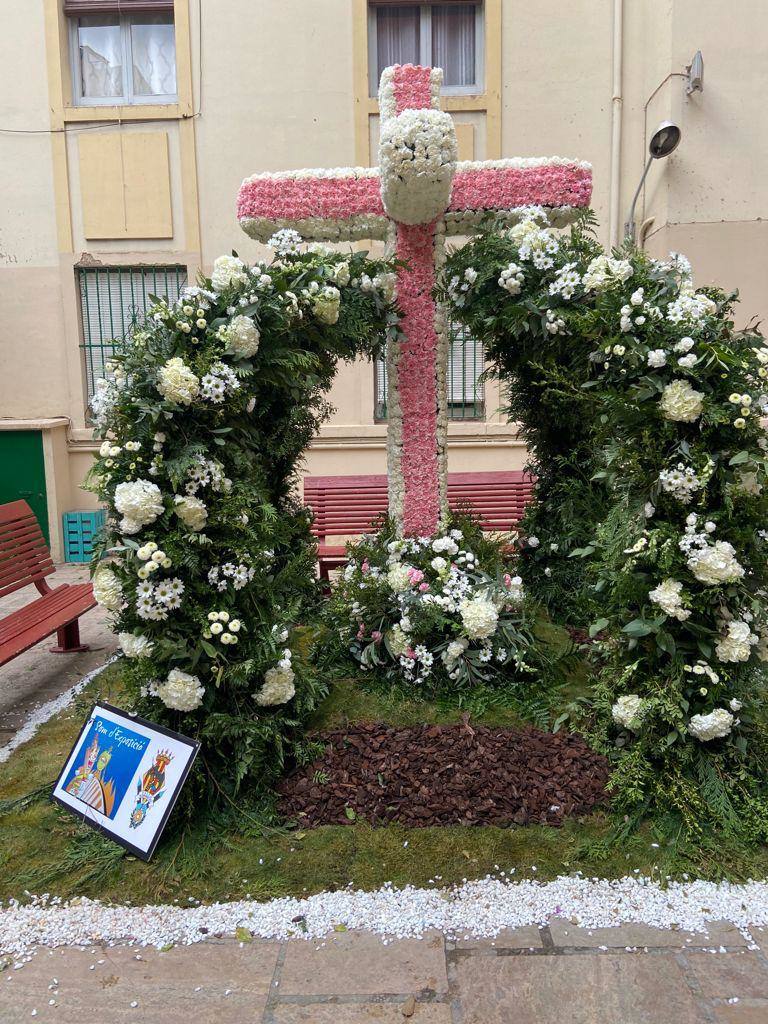 El jurado nombrado por la entidad Lo Rat Penat, organizadora del concurso floral, ha dado a conocer este lunes su veredicto y ha considerado que la falla Duque de Gaeta-Pobla de Farnals son los merecedores del primer premio. La cruz es un homenaje al cineasta valenciano Luis García Berlanga y, de hecho, la propia cruz adopta la forma de la cinta de una película con los típicos clichés de película con los bordes negros. «En este caso hemos empleado 1.850 claveles de color blanco para hacer la cinta, que parece que esté en movimiento», indica Marcos Soriano, presidente de esta falla. En imagen, la tercera cruz escogida, de la falla Exposición-Micer Mascó.