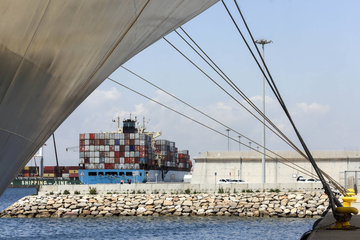 El brote de Covid en los dos barcos aislados en el Puerto de Valencia suma ya 13 contagios. Los buques El Skiathos I y El Maersk UTAH permanecen en cuarentena en aguas valencianas