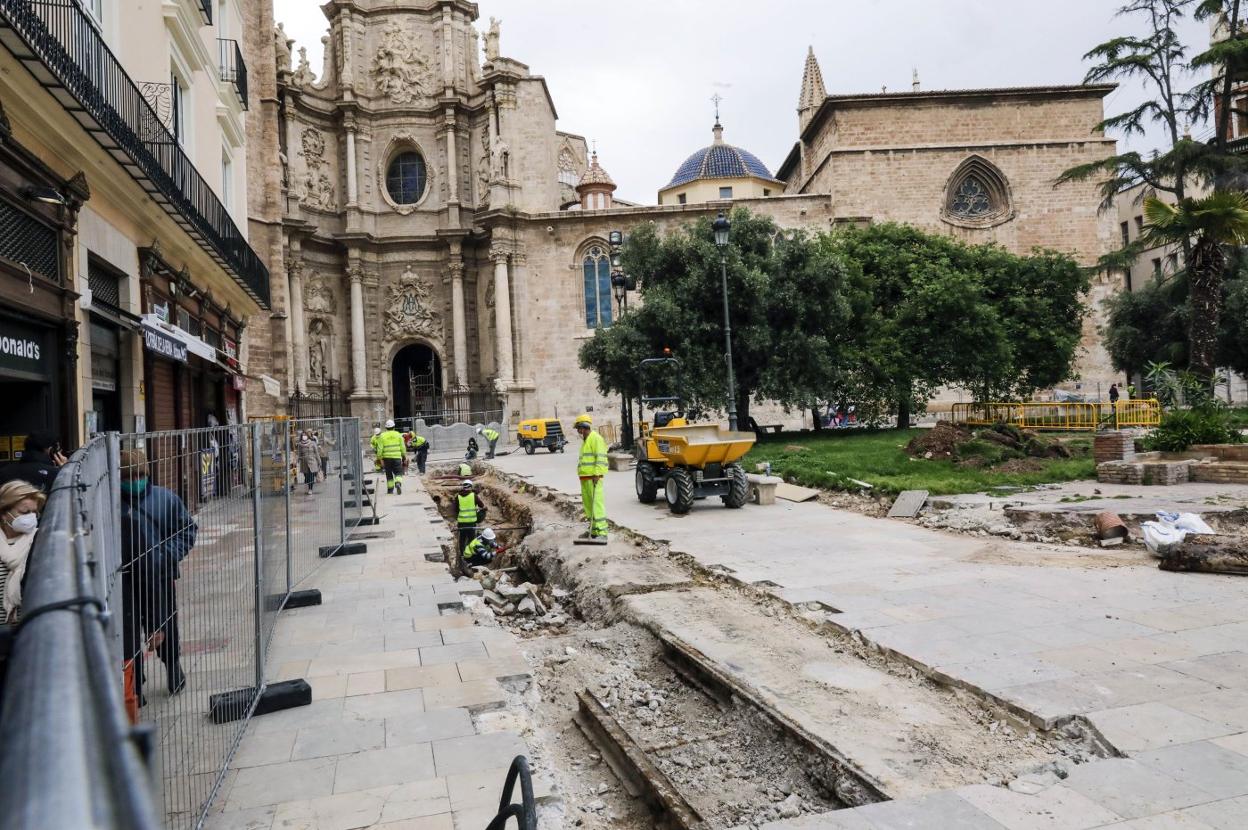 Excavaciones en la plaza de la Reina ayer, con las vías del tranvía en primer término. irene marsilla