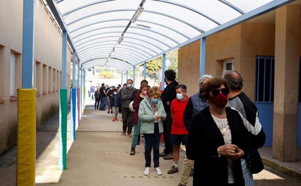 Afluencia masiva a las urnas en día laborable