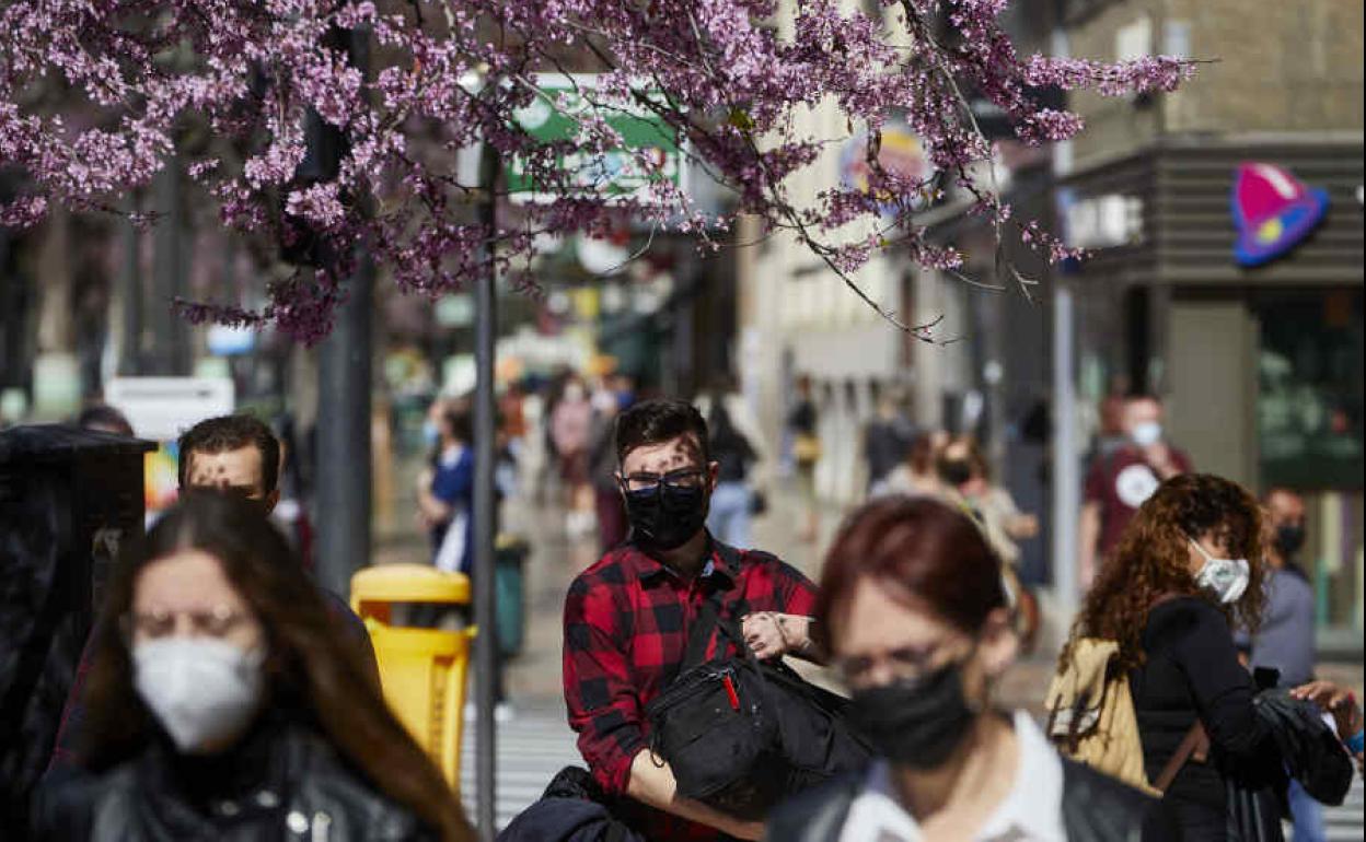 Población con mascarillas en el centro de Valencia.