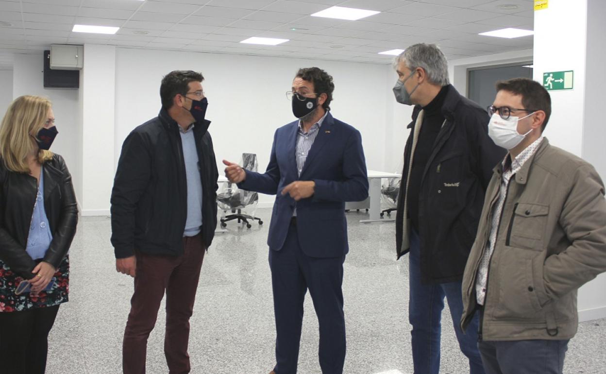 Las autoridades visitaron las instalaciones de la nueva oficina. 