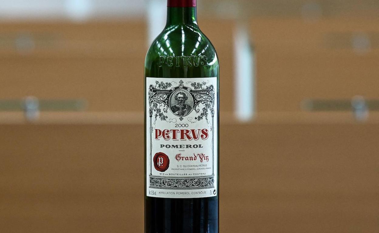 Botella de Petrus que envejeció en el espacio.