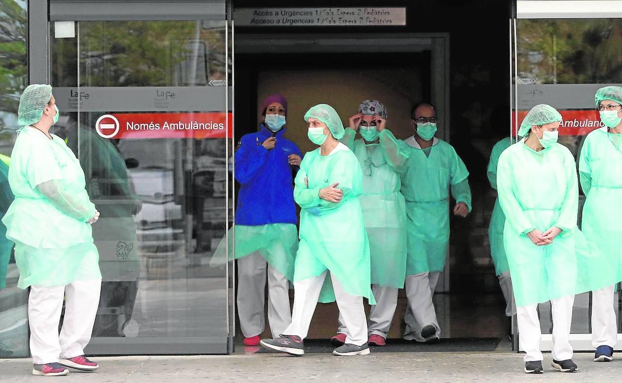 Personal sanitario a las puertas del hospital La Fe de Valencia.