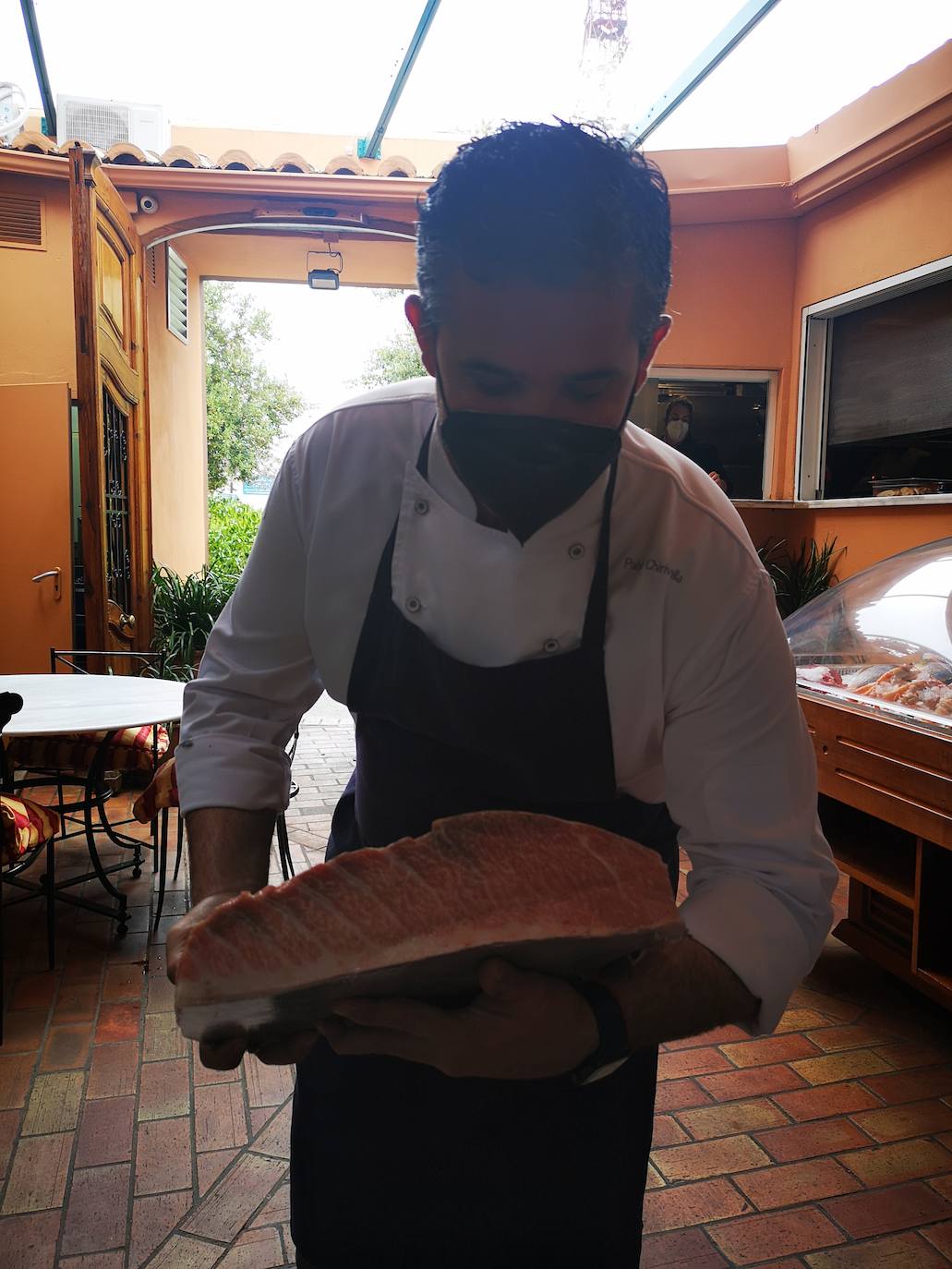 8. Pablo Chirivella muestra el plato fuerte de la comida: una impresionante ventresca de atún. 