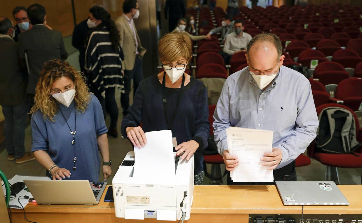 Personal de la UPV durante el escrutinio de la primera vuelta. 