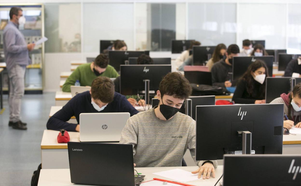 Alumnos de la UPV tras la reanudación de las clases presenciales el pasado marzo. 