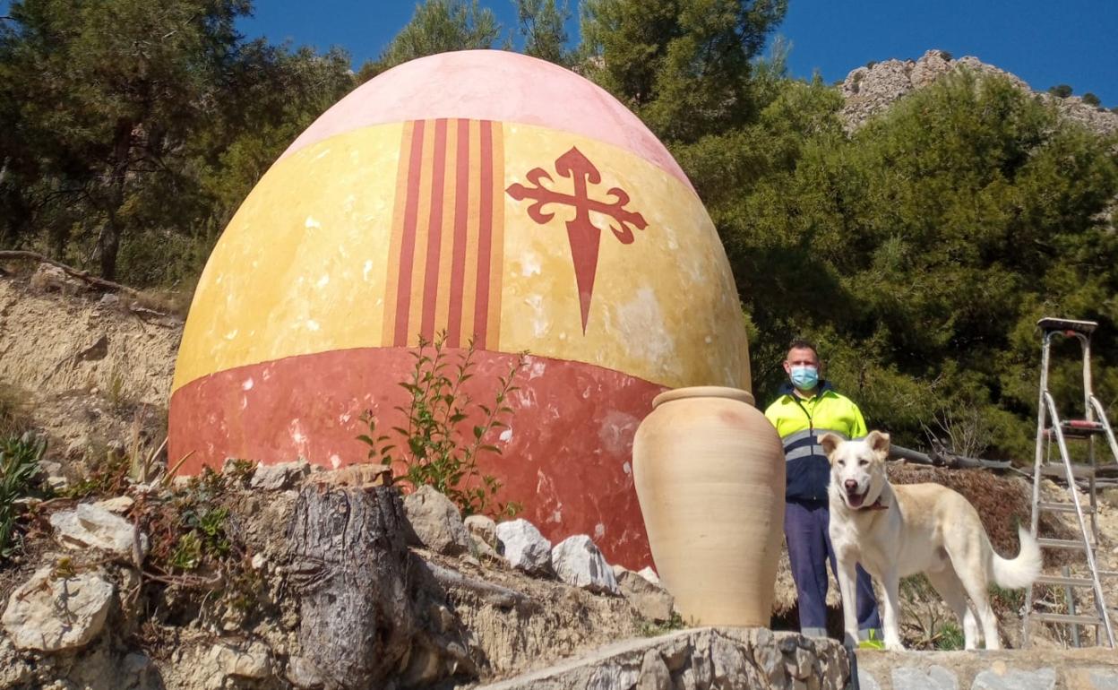 El huevo de más de cinco metros de Orxeta a medio acabar.