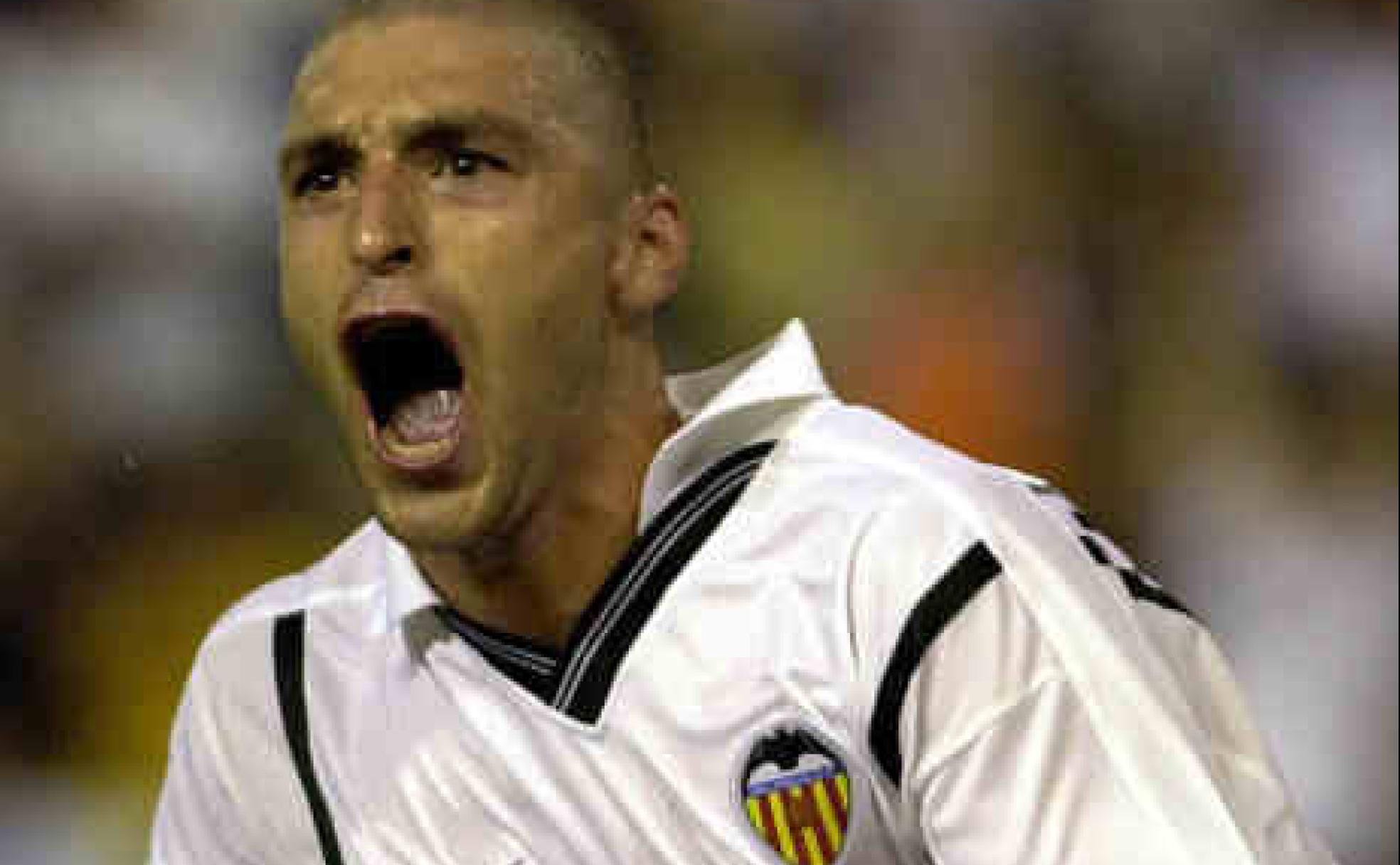 Diego Alonso celebrando un gol del Valencia 