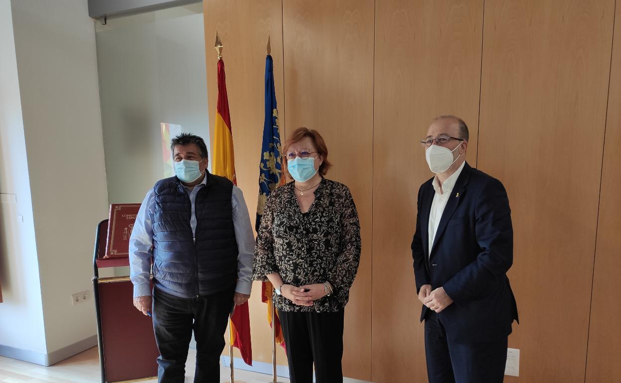 El alcalde y concejal de Alzira junto a la delegada del Gobierno. 