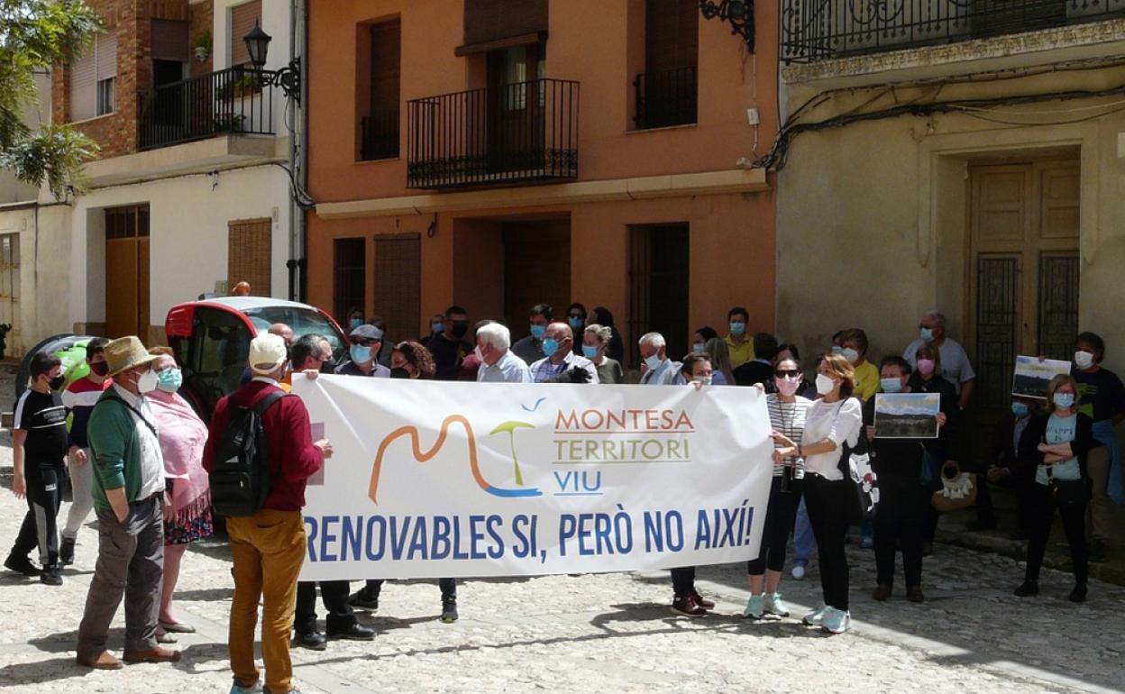 Concentración de vecino ante la puerta del Ayuntamiento de Montesa contra la línea de alta tensión. 