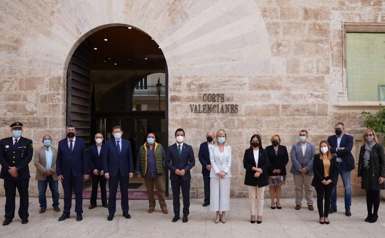 Los representantes de Les Corts, autoridades locales, y miembros de colectivos de la ciudad. 