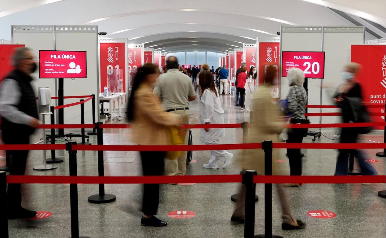 Varias personas esperan su turno para ser vacunadas en el 'vacunódromo' de la Ciudad de las Artes y las Ciencias.