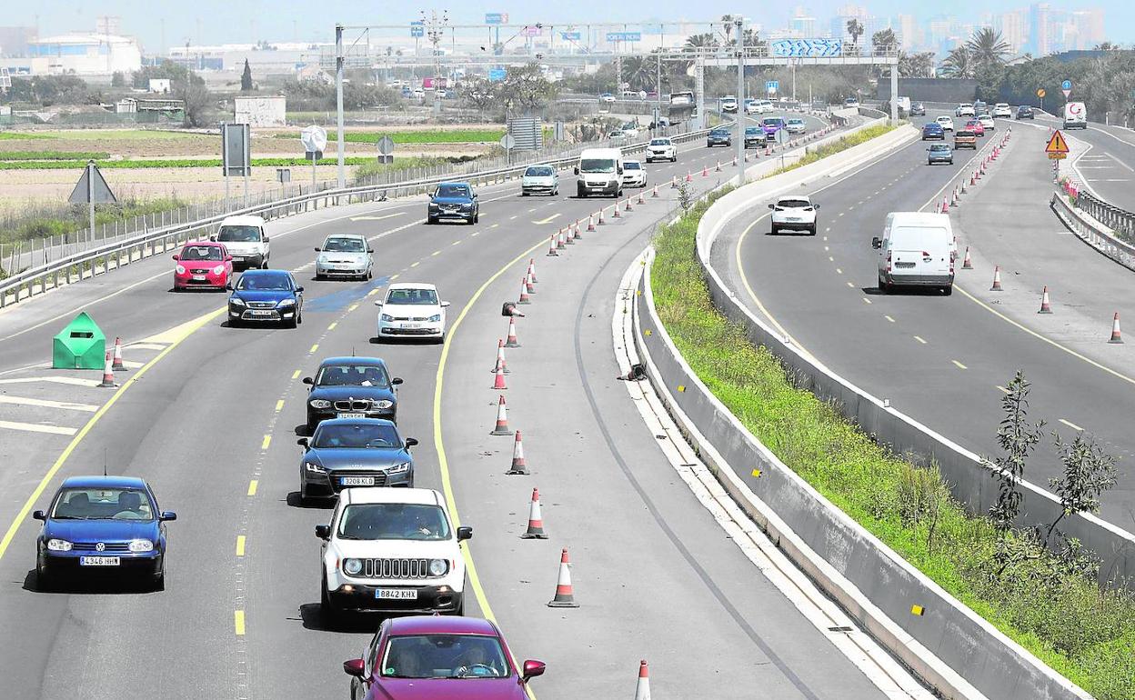 Circulación en la V-21, una de las carreteras en las que se podría cobra. 