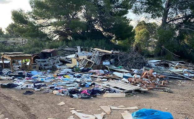 Suciedad en una de las zonas verdes del término municipal de La Nucía.