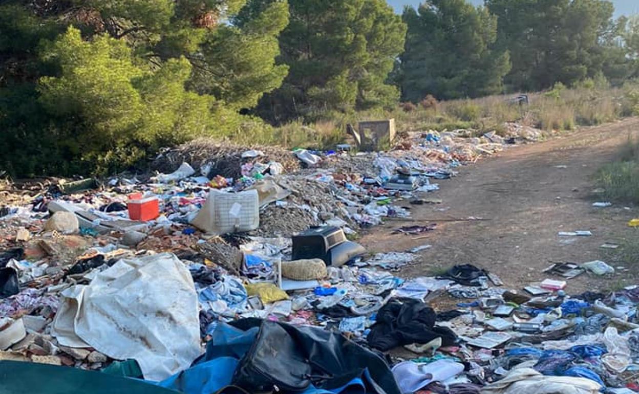 Grandes cantidades de basura acumulados en uno de los zonas del término municipal de La Nucía.