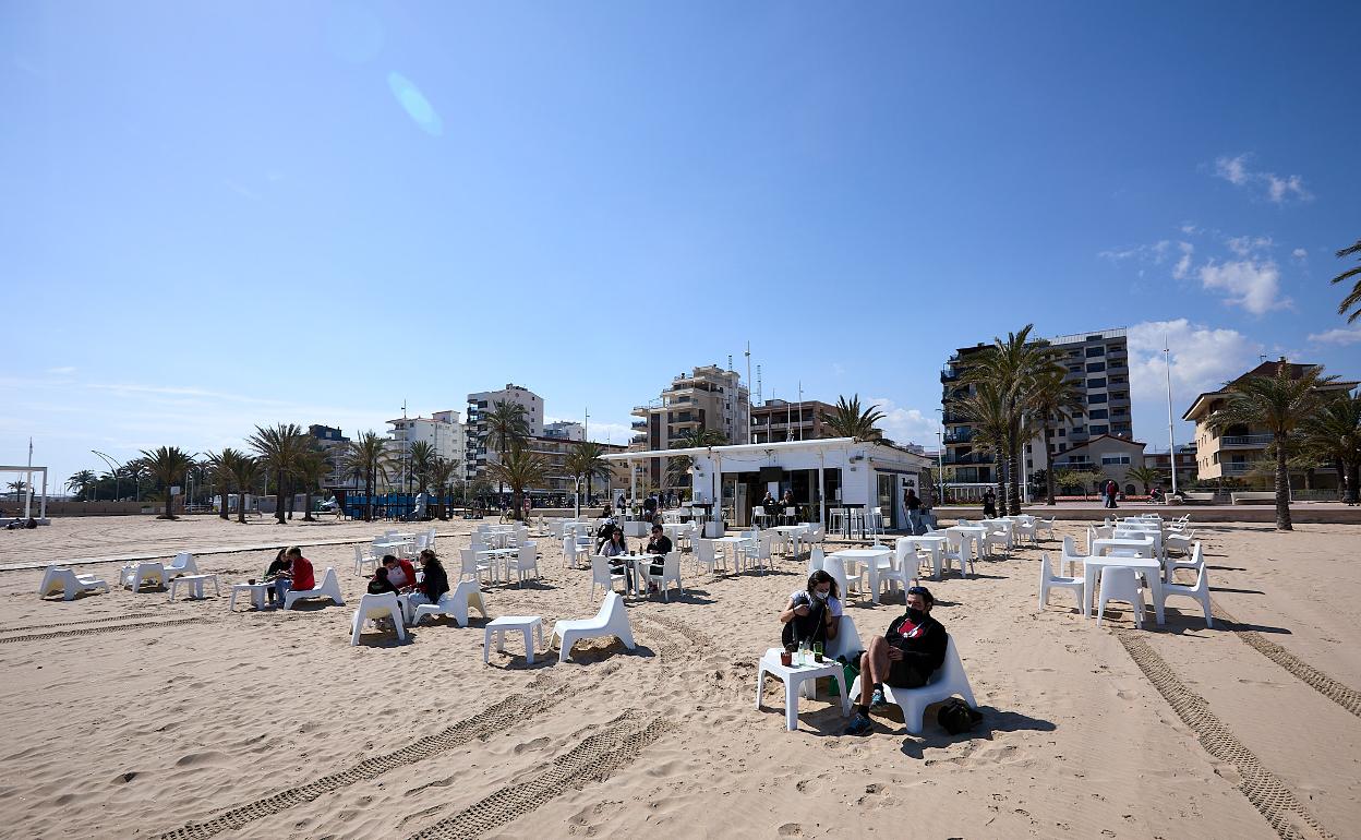 Un chiringuito de la playa de Gandia. 