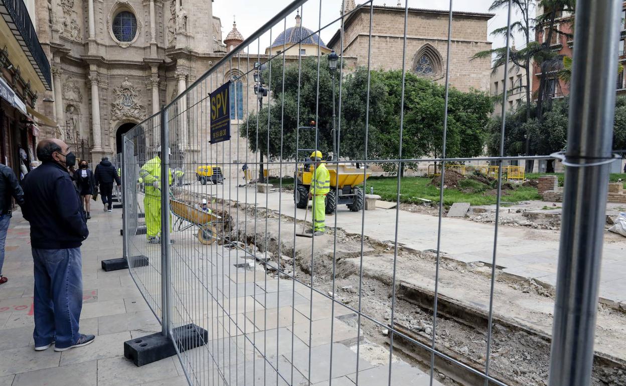 Obras de remodelación de la plaza de la Reina. 