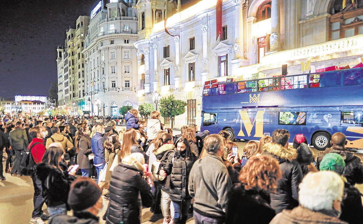 Público en la plaza del Ayuntamiento en la recepción a los Reyes Magos. 