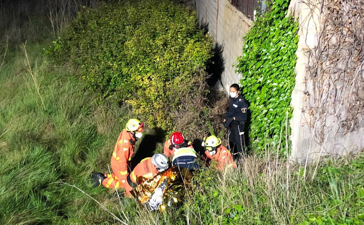 Policías de Cheste y bomberos asisten a Enrique O. G. después de su percance en la partida de La Zafa de Cheste. 