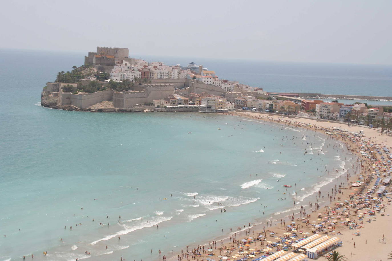 4.- Peñíscola (Castellón) | 4600 Búsquedas/mes. Peñíscola, en plena costa del Azahar, se alza hasta 65 metros sobre el mar y está salvaguardada por el histórico Castillo del Papa Luna, una construcción del siglo XII que sobre este peñón se ha convertido en uno de los enclaves más representativos de toda la geografía española. Lo que no te puedes perder, según Holidú: Castillo del Papa Luna, El bufador y el casco histórico.