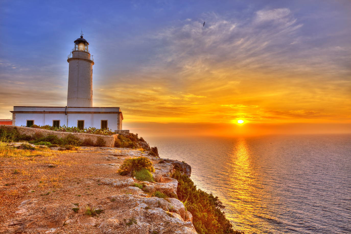 5.- Formentera (Islas Baleares) | 4200 Búsquedas/mes. Pequeño tesoro en pleno Mediterráneo lejos del bullicio y ajetreo de sus islas vecinas de Mallorca e Ibiza. Cuenta con tan solo 82 kilómetros cuadrados, pero son suficientes para seducir al turista con su riqueza natural y paisajística; playas de arena blanca, aguas cristalinas, paisajes de ensueño y una deliciosa gastronomía a base de pescado y marisco. Lo que no te puedes perder, según Holidú: Playa de ses illetes, Mirador de Formentera y Mercados tradicionales.