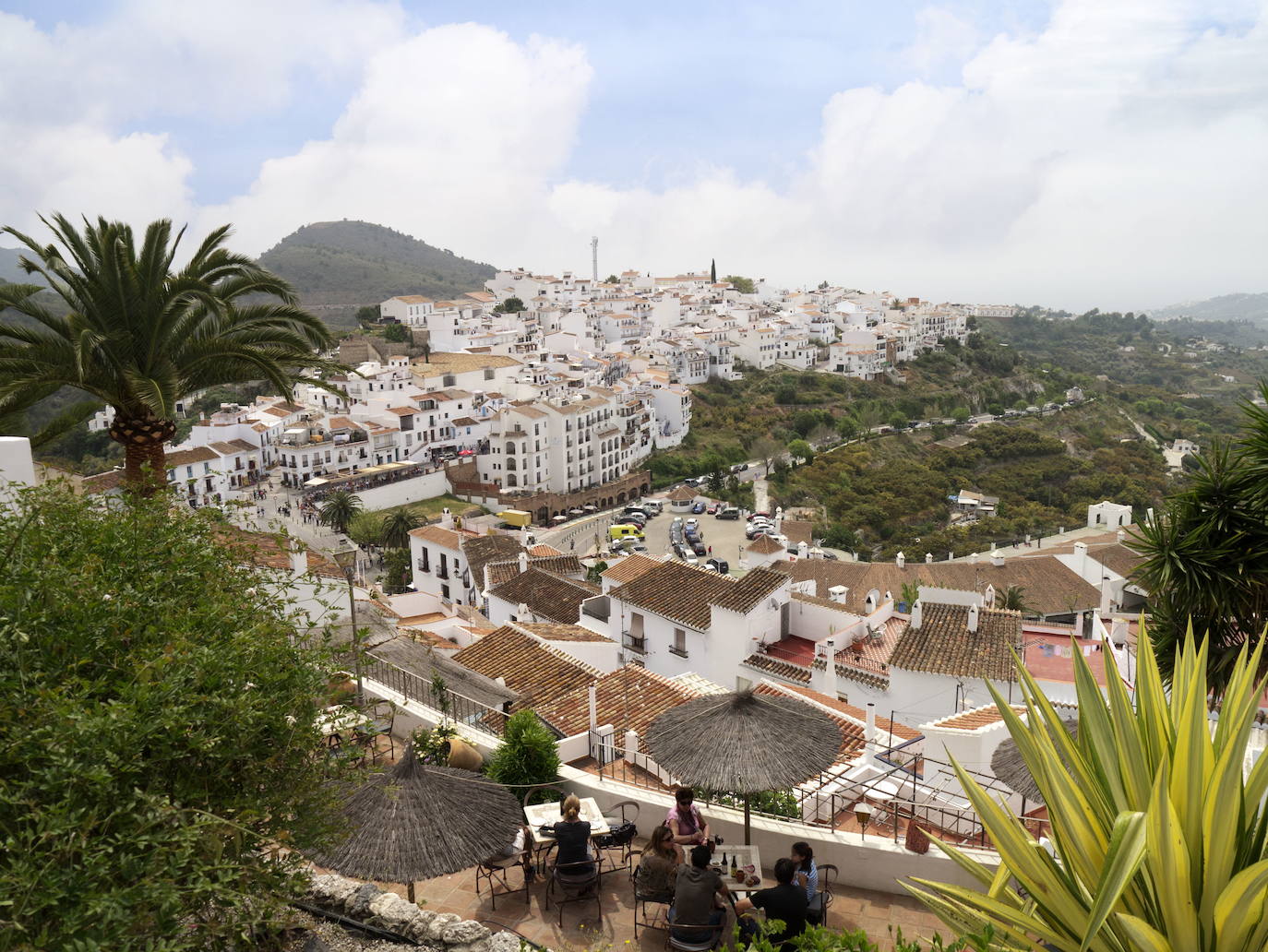 8.- Frigiliana (Málaga, Andalucía) | 3810 Búsquedas/mes. A los pies de la Sierra de Almijara, rodeada de colinas verdes y con el Mediterráneo en el horizonte, se descubre Frigiliana. El típico pueblo andaluz que cualquiera podría tener en mente, con estrechas callejuelas, casas encaladas decoradas con bonitas flores de colores y el rumor de fondo del agua de las fuentes. Son muchos los atractivos que traen cientos de visitantes cada año a este pueblo malagueño, hasta el punto de haber sido galardonado en varias ocasiones como el pueblo más bonito de Andalucía. Lo que no te puedes perder, según Holidú: la Casa del Apero y el casco histórico.