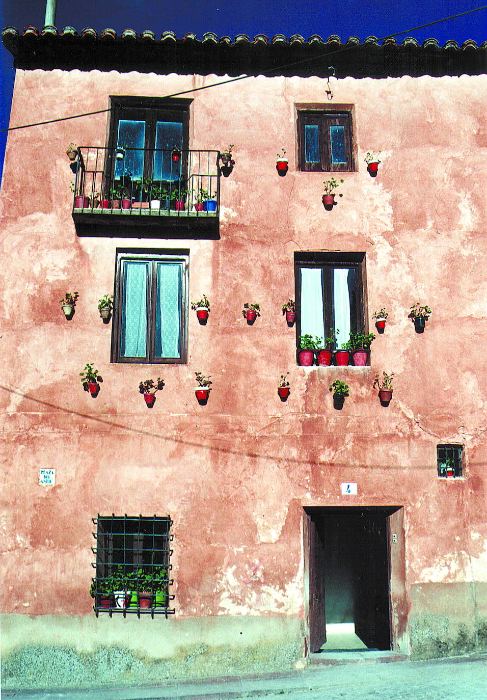 9.- Albarracín (Teruel, Aragón) | 3290 Búsquedas/mes. En el corazón de la provincia de Teruel y rodeado de unos de los conjuntos paisajísticos y culturales más sorprendentes de Aragón encontramos Albarracín. Un pequeño pueblo habitado por poco más de 3.200 personas con callejuelas estrechas y empinadas, casas de color rojizo colgadas sobre el río Guadalaviar y rincones que transportan a tiempos de antaño. Galardonado como Monumento Nacional desde junio de 1961 e incluso ha sido propuesto para ser declarada Patrimonio de la Humanidad por la UNESCO. Lo que no te puedes perder, según Holidú: Sus murallas, el Alcázar y el nacimiento del río Tajo.