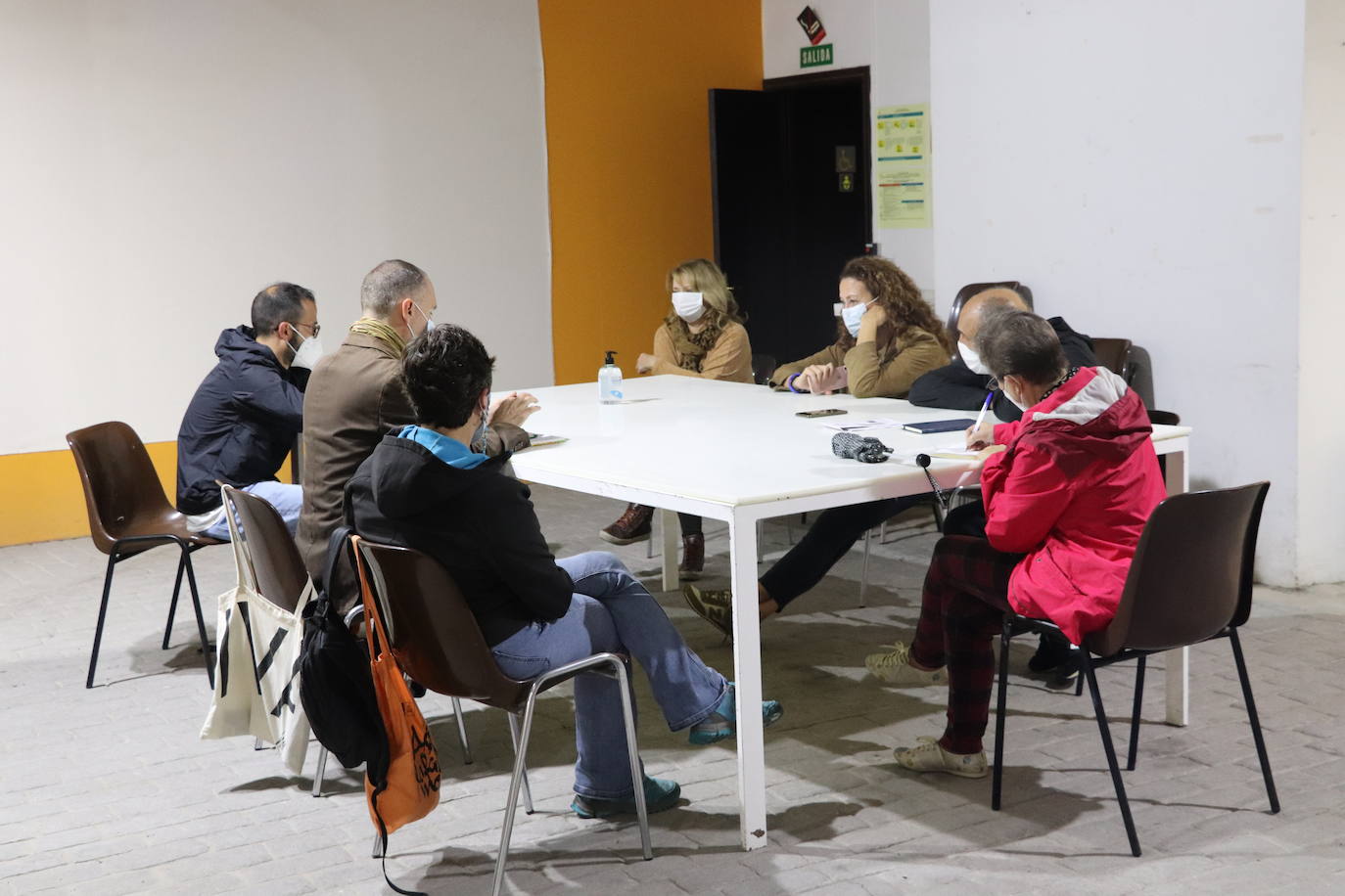 La asociación Amics del Carme se reunió hace ya 20 años para reclamar la habitabilidad del barrio. Lluis Mira preside desde hace tres años las reuniones, que tras la irrupción de la pandemia han pasado a realizarse en un local cedido por el Ayuntamiento. «Que Grezzi siga sin activar las cámaras de tráfico no tiene nombre», destaca el responsable.