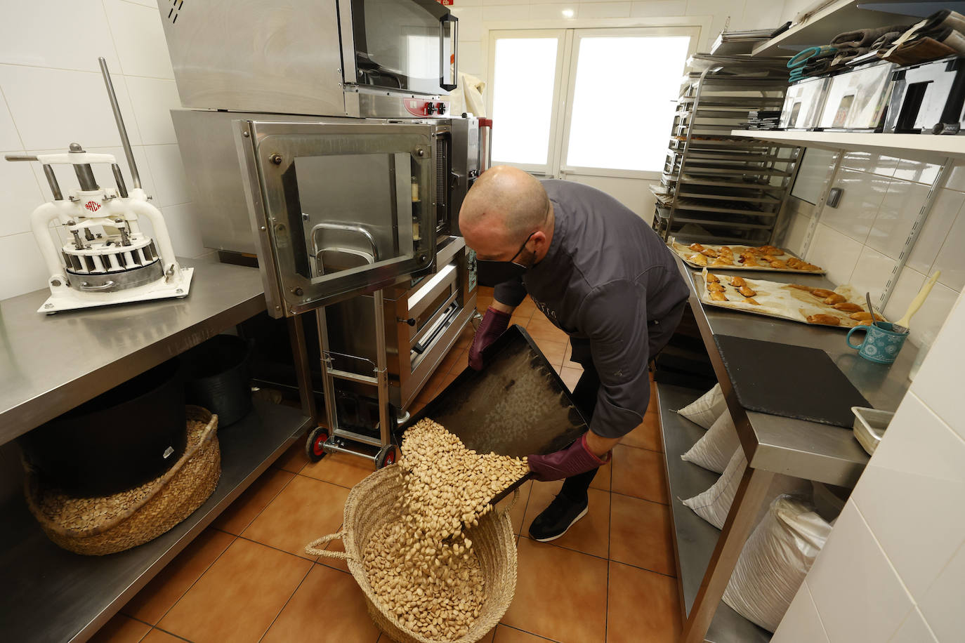 Proceso de elaboración de las peladillas en Peladillas y Turrones Navarro. 