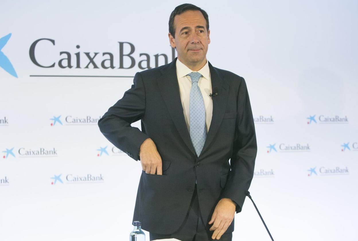 Gonzalo Gortázar, consejero delegado de Caixabank, en la rueda de prensa de ayer en Valencia. D. Torres