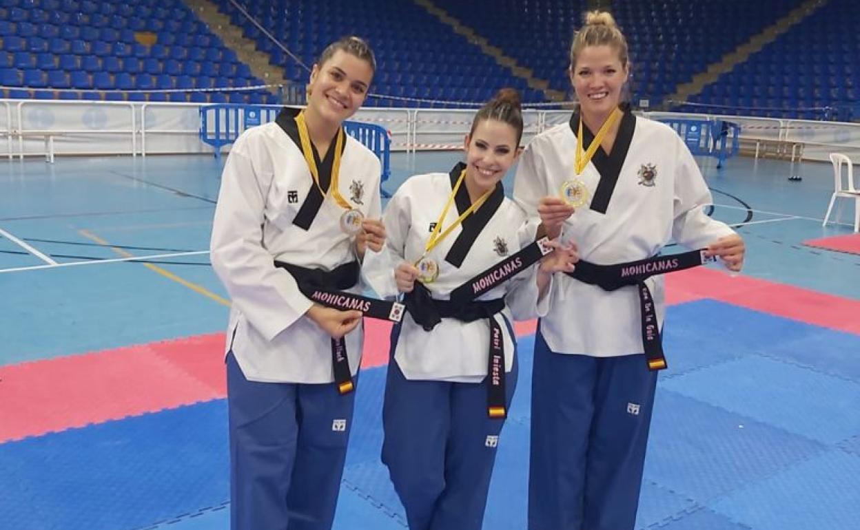 Arantxa Benlloch, Patricia Iniesta y Eva de la Guia, tras lograr el Autonómico. 